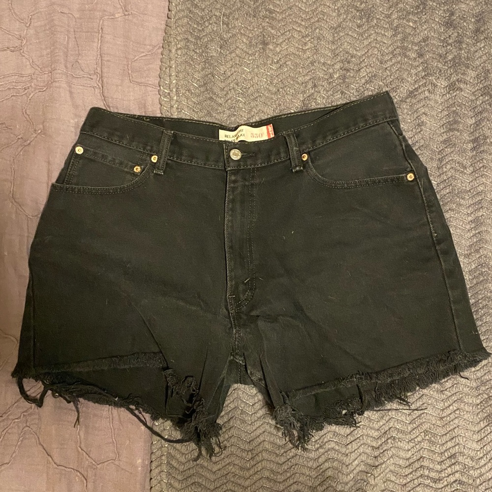 Levi’s distresses shorts